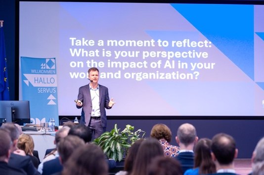 Keynote sobre o impacto da IA no trabalho e nas organizações