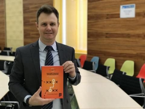 Edivandro Conforto com o Strategy Officer Playbook da Brightline